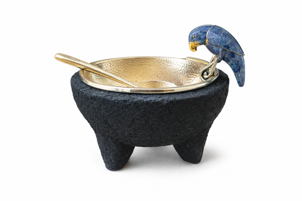 Molcajete de piedra volcanica y Charola plateada con perico lapizlazuly