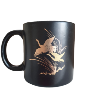 Taza de Cafe Negro con diseños de Patos en Oro