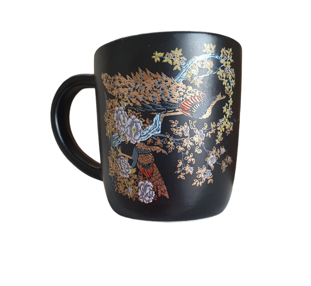 Taza de Cafe Negro con diseños de Pavorreal en Oro