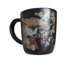 Taza de Cafe Negro con diseños de Pavorreal en Oro